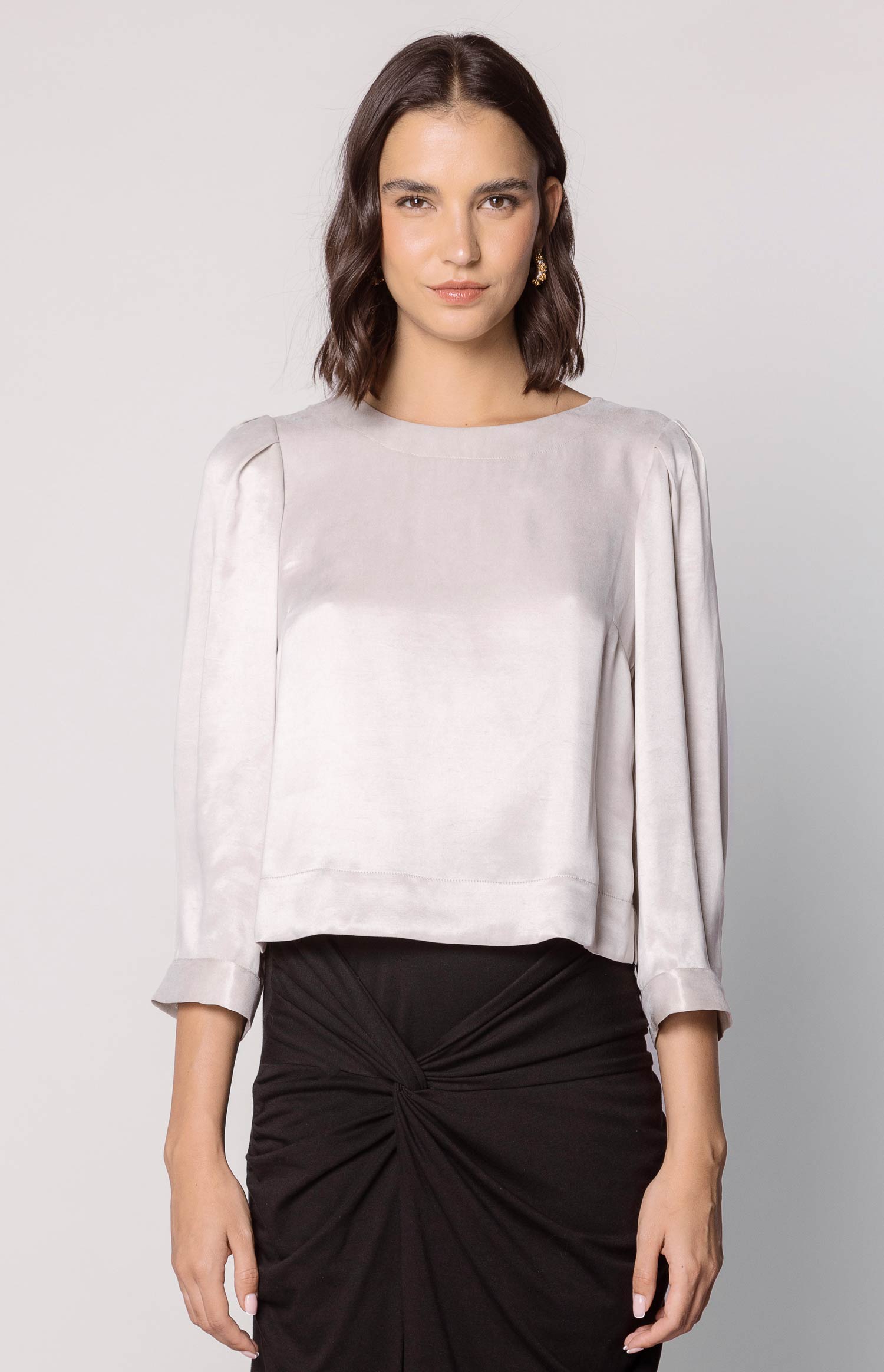 Blusa Jules Vint de la marca EI-2025-607, con diseño elegante y detalles en tela de color neutro.