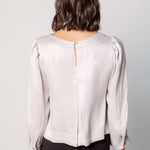 Blusa Jules Vint de la marca EI-2025-607, en color neutro, con diseño moderno y detalles elegantes, perfecta para estilo casual.