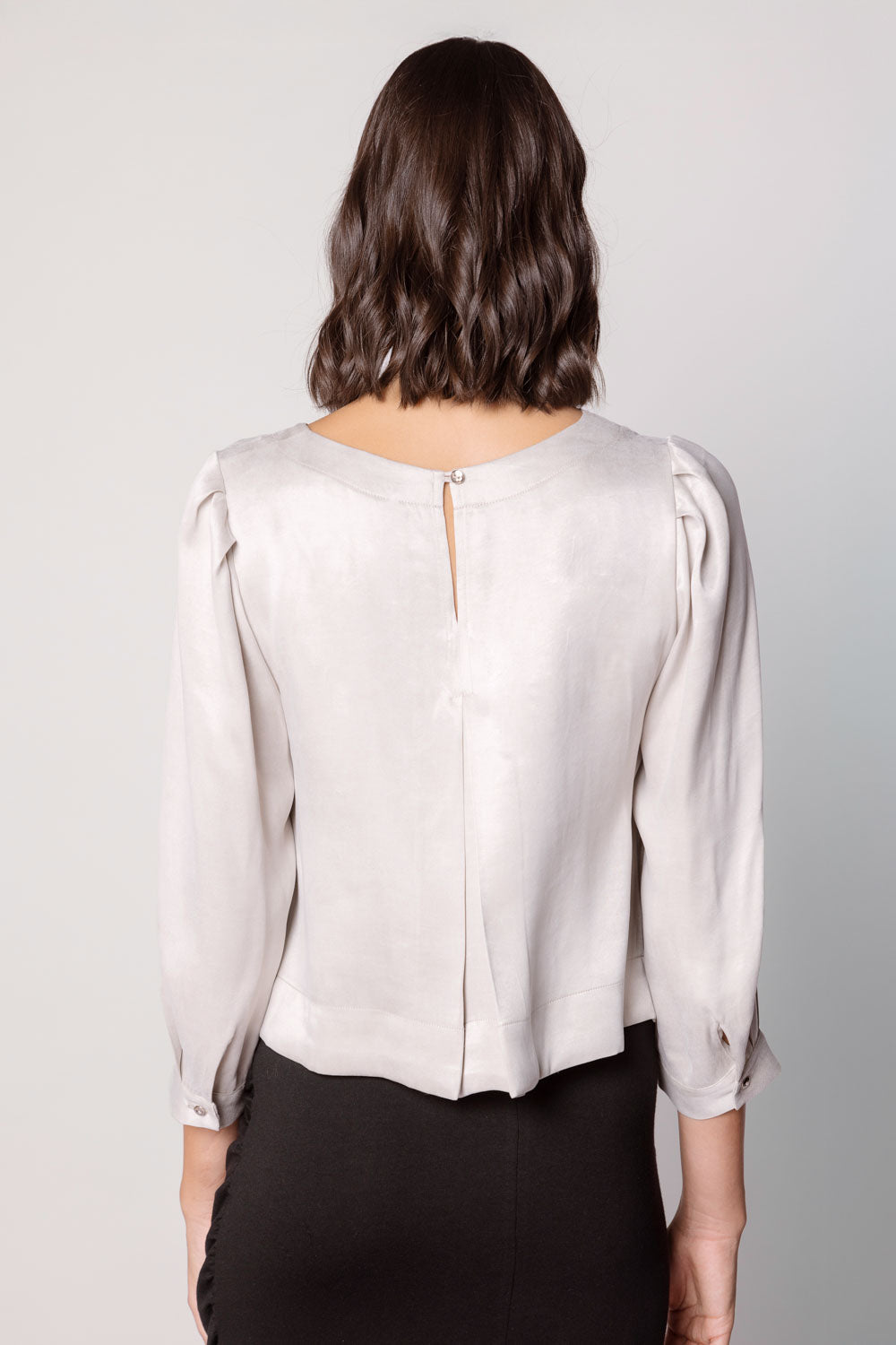 Blusa Jules Vint de la marca EI-2025-607, en color neutro, con diseño moderno y detalles elegantes, perfecta para estilo casual.