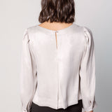 Blusa Jules Vint de la marca EI-2025-607, en color neutro, con diseño moderno y detalles elegantes, perfecta para estilo casual.