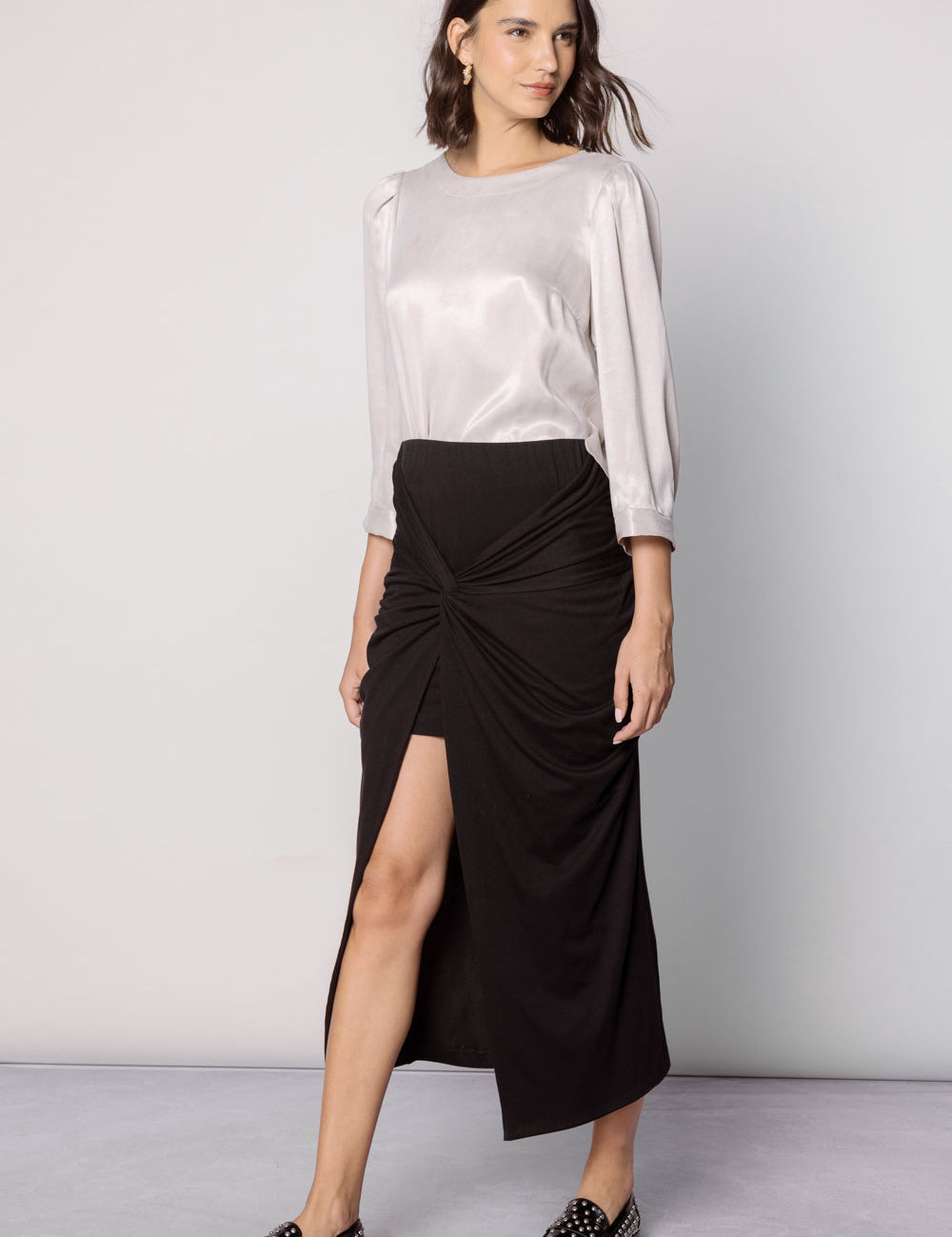 Falda Merai de la marca O-2025-401, en color negro, con diseño elegante y tela suave, vista desde el frente.