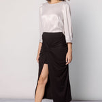 Falda Merai de la marca O-2025-401, en color negro, con diseño elegante y tela suave, vista desde el frente.