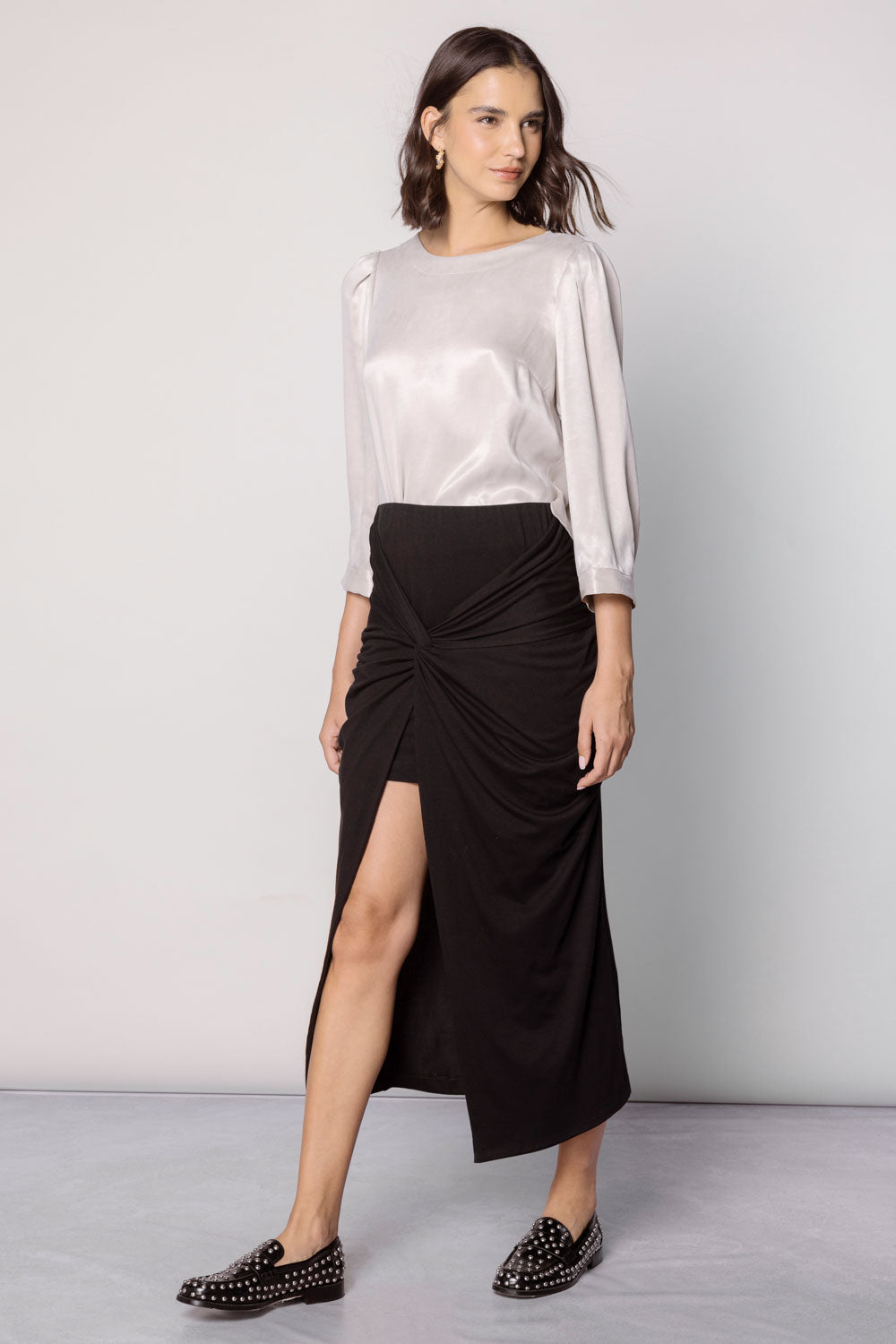 Falda Merai de la marca O-2025-401, en color negro, con diseño elegante y tela suave, vista desde el frente.