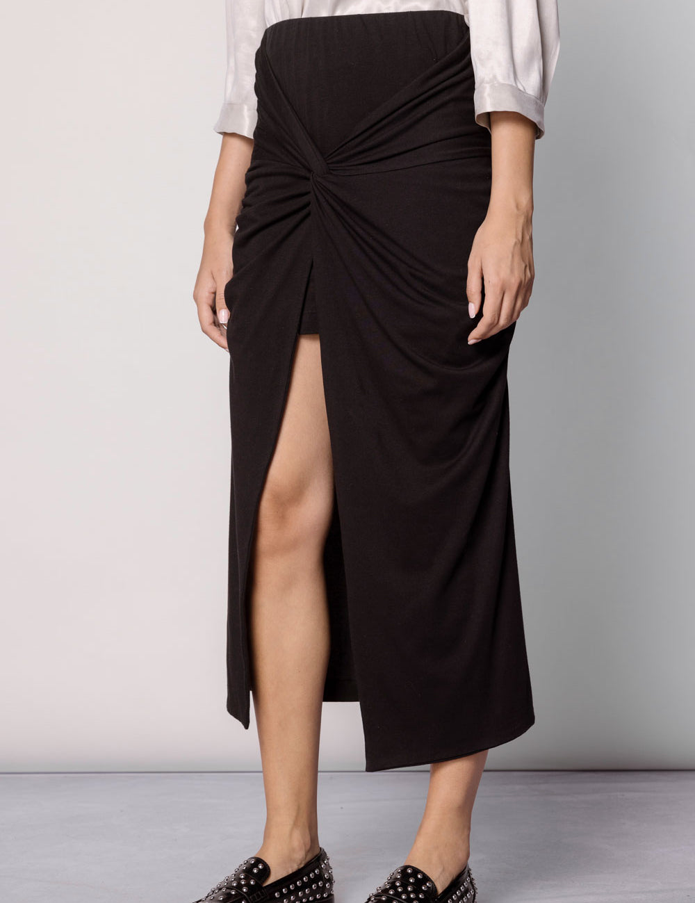 Falda Merai de la marca O-2025-401, con diseño moderno y corte elegante, en color oscuro, exhibida en la imagen.