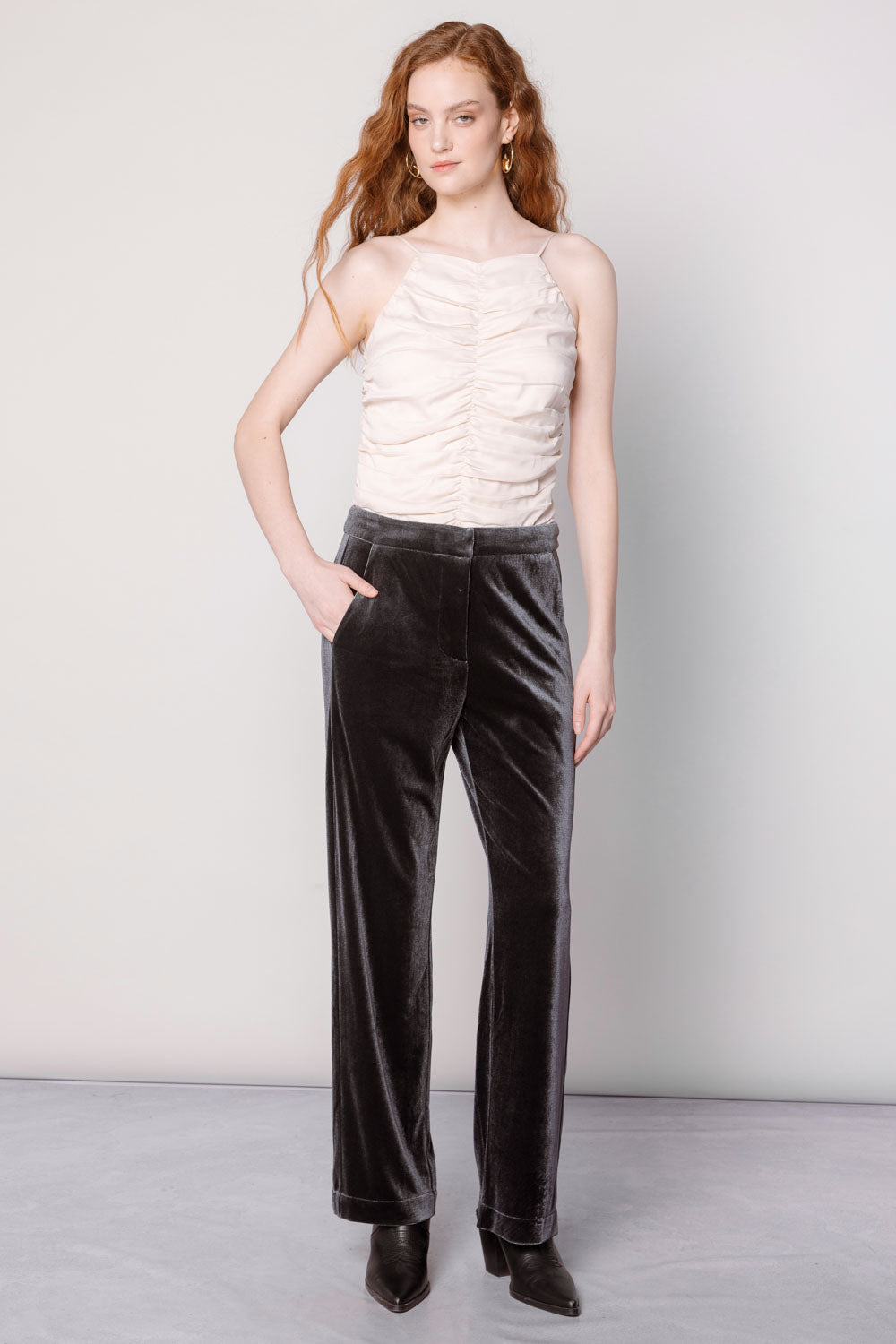 Blusa blanca O-2025-621 Top Anise Arena Ress de manga larga y diseño simple, vista frontal sobre fondo neutro.