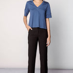 Polera Cassie de la marca EI-2025-501, blusa de manga larga en color gris con cuello redondo y detalles sencillos.