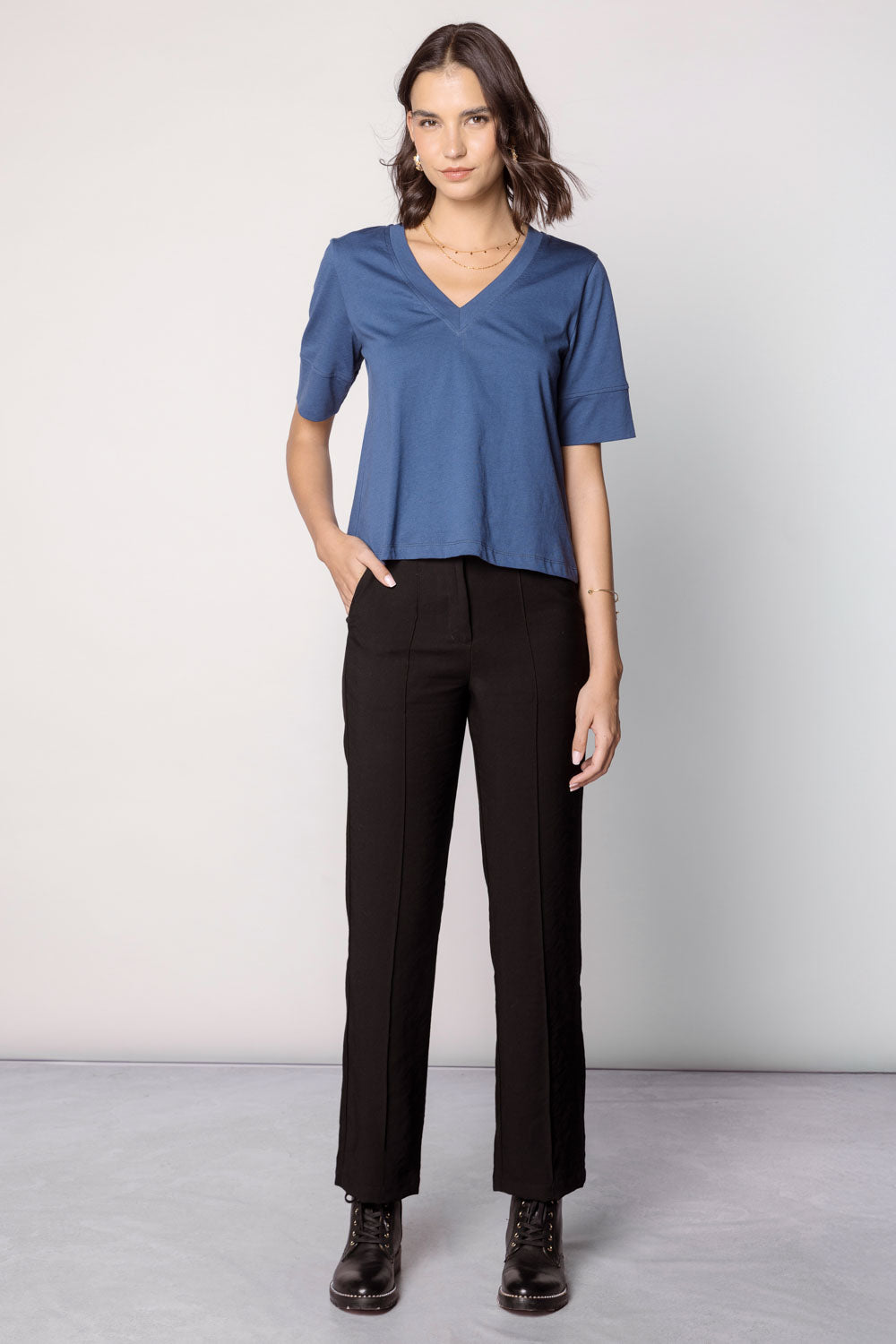 Polera Cassie de la marca EI-2025-501, blusa de manga larga en color gris con cuello redondo y detalles sencillos.