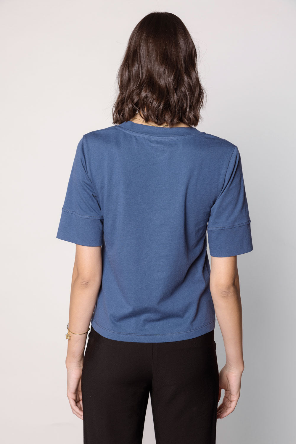 Polera Cassie de la marca EI-2025-501, blusa de manga larga en color neutro, con diseño moderno y cómodo.