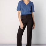 Pantalones Racine de la marca O-2025-800, pantalones largos de tela en color gris con bolsillos frontales y ajuste cómodo.