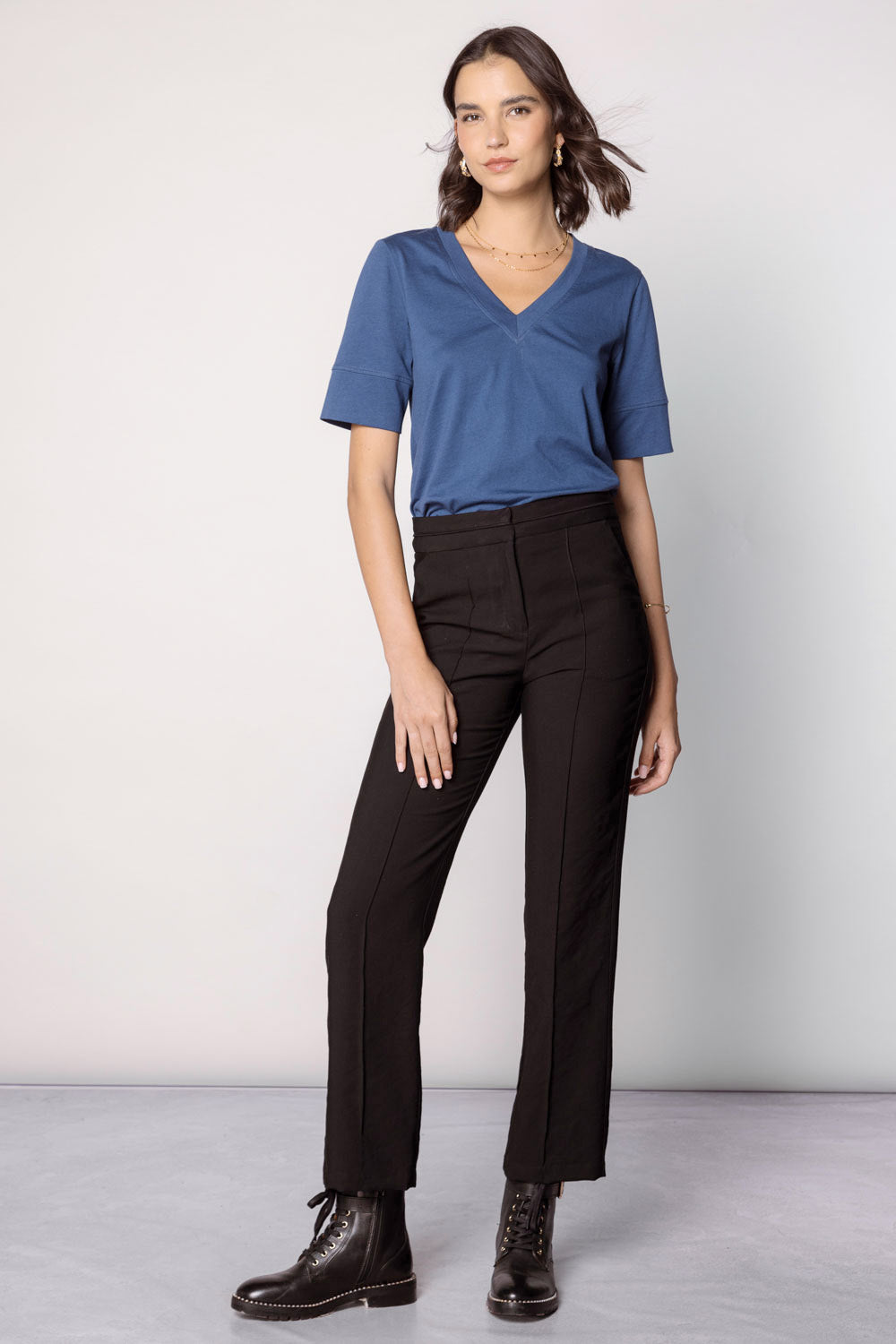 Pantalones Racine de la marca O-2025-800, pantalones largos de tela en color gris con bolsillos frontales y ajuste cómodo.