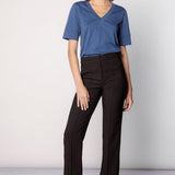 Pantalones Racine de la marca O-2025-800, pantalones largos de tela en color gris con bolsillos frontales y ajuste cómodo.