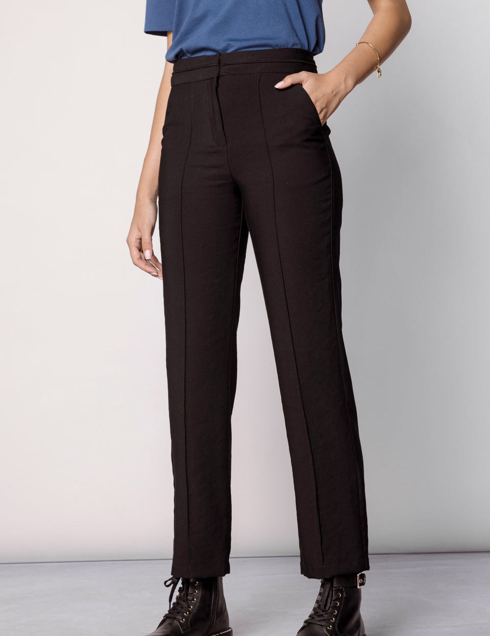 Pantalón Racine de la marca O-2025-800, pantalones de tela en color oscuro, vista frontal en la imagen 10031.jpg.