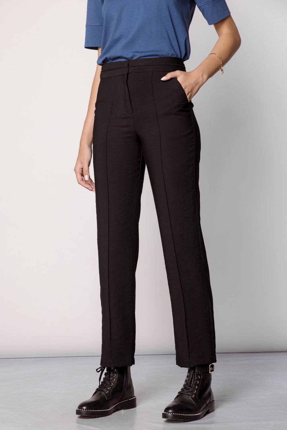 Pantalón Racine de la marca O-2025-800, pantalones de tela en color oscuro, vista frontal en la imagen 10031.jpg.