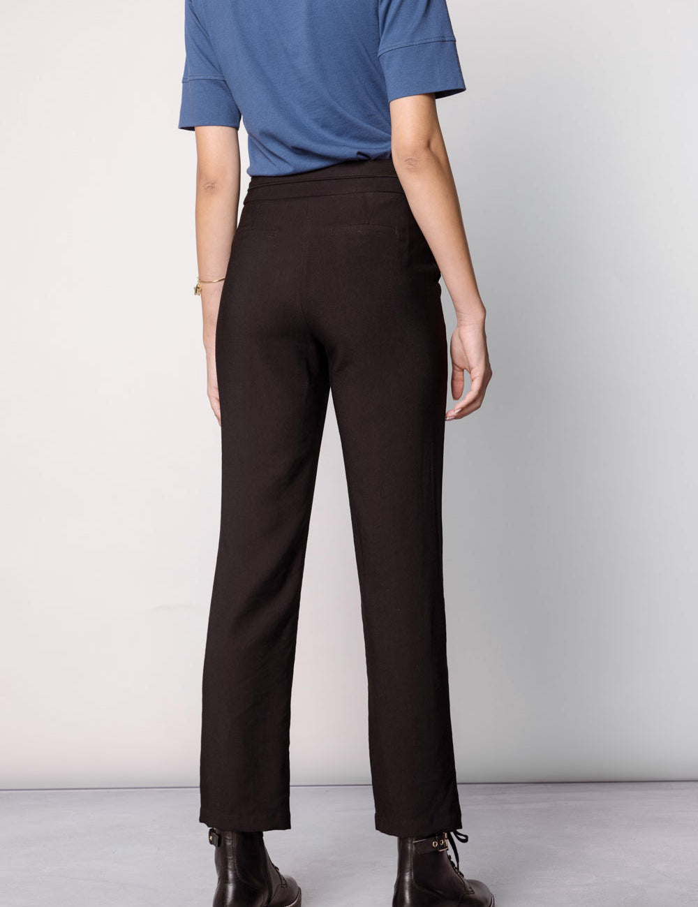 Pantalones Racine de la marca O-2025-800, pantalones de moda en color neutro, con diseño cómodo y estilo casual.