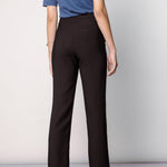 Pantalones Racine de la marca O-2025-800, pantalones de moda en color neutro, con diseño cómodo y estilo casual.