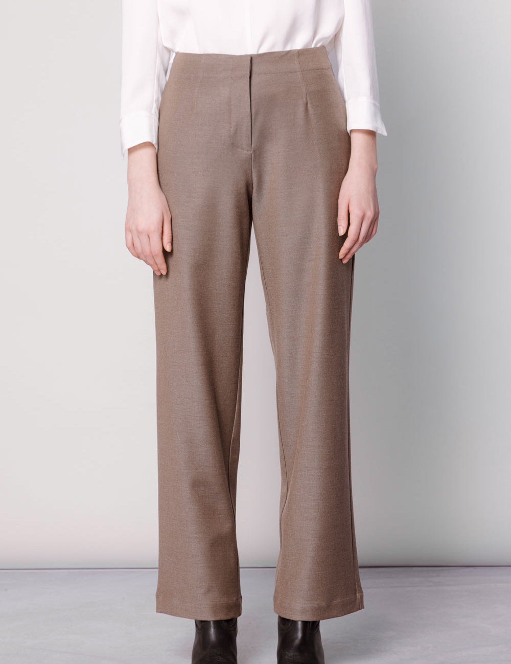 Pantalón marrón O-2025-805 de la marca Appel, pantalones de moda con bolsillos y ajuste cómodo, vista frontal en color marrón.