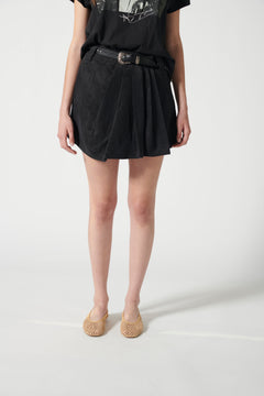 Pantalones cortos Short Grove Black de la marca V-2026-102, en color negro, mostrando el diseño y la textura del producto.