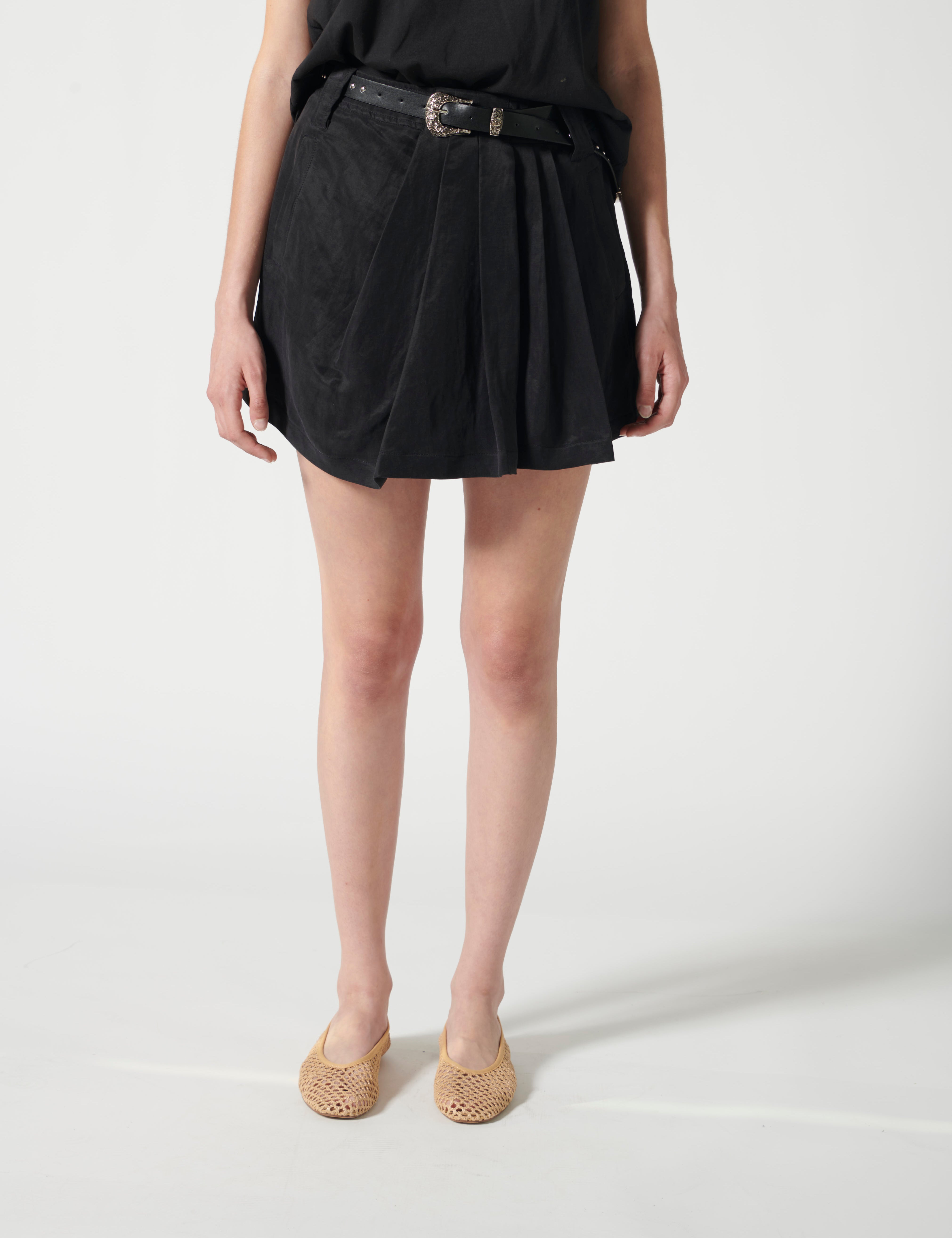Pantalones cortos Short Grove Black de la marca V-2026-102, en color negro, mostrando el diseño y la textura del producto.