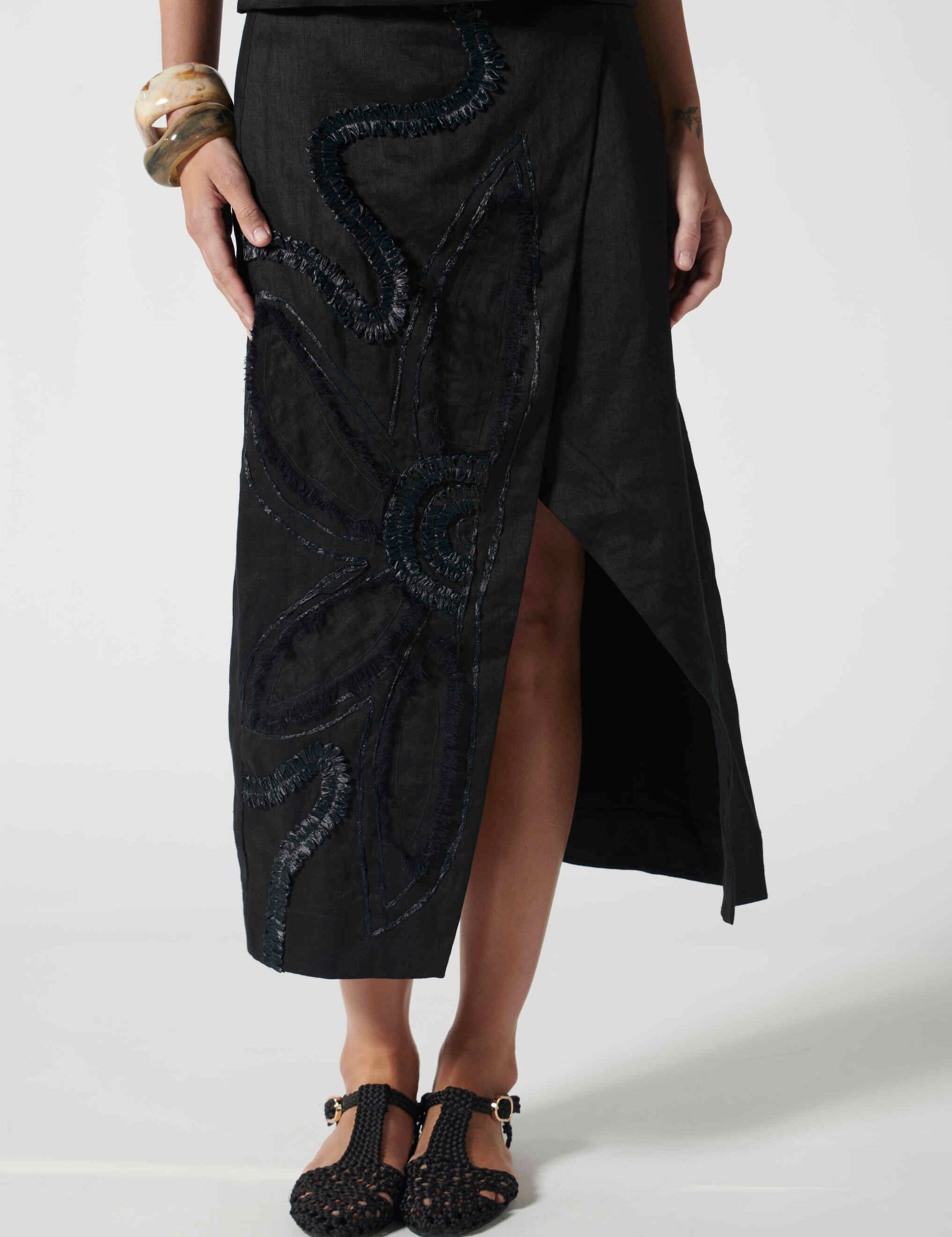 Falda negra Dido de la marca V-2026-432, estilo femenino y elegante, con detalles en la tela.