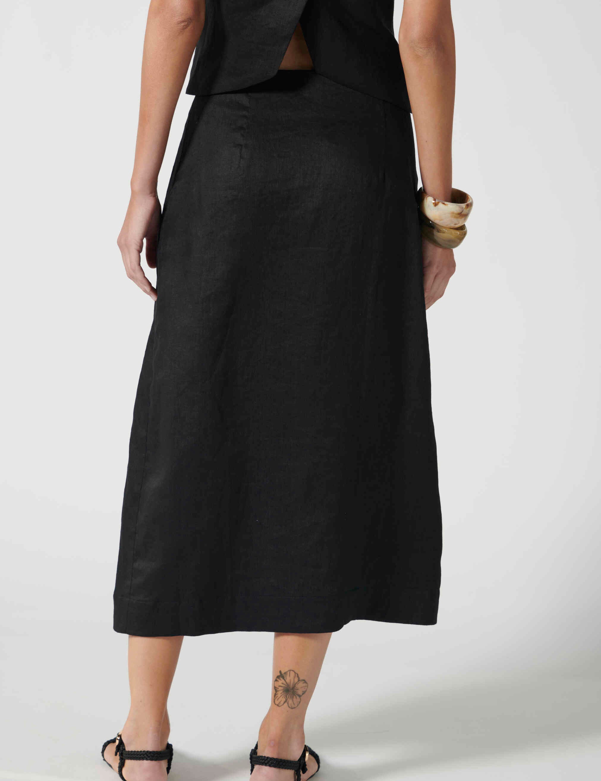 Falda Dido Black de la marca V-2026-432, estilo falda negra con diseño elegante y moderno, vista frontal sobre fondo neutro.