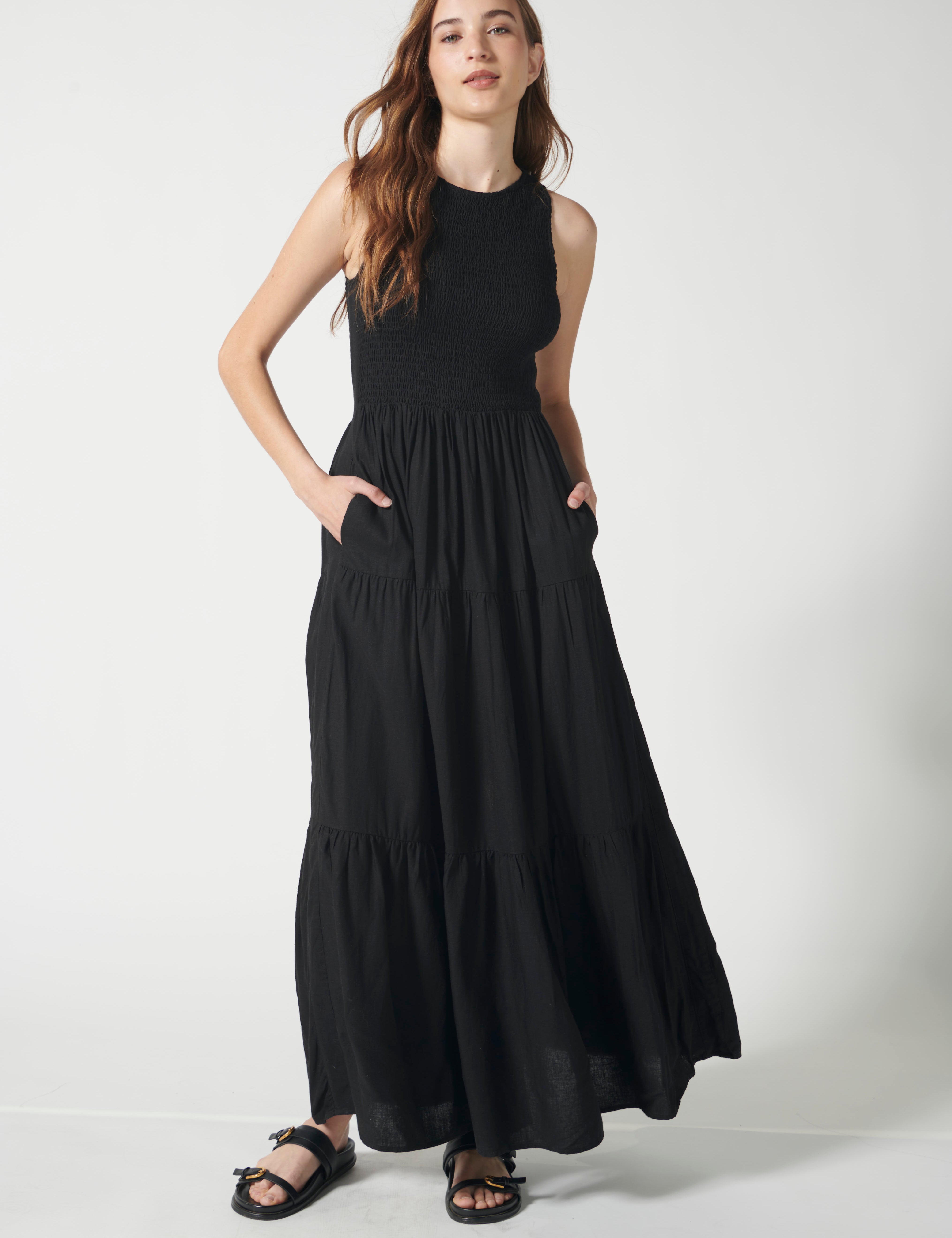Vestido Sussy Black de la marca P-2026-706, vestido negro elegante y cómodo para ocasiones especiales, mostrado en la imagen.