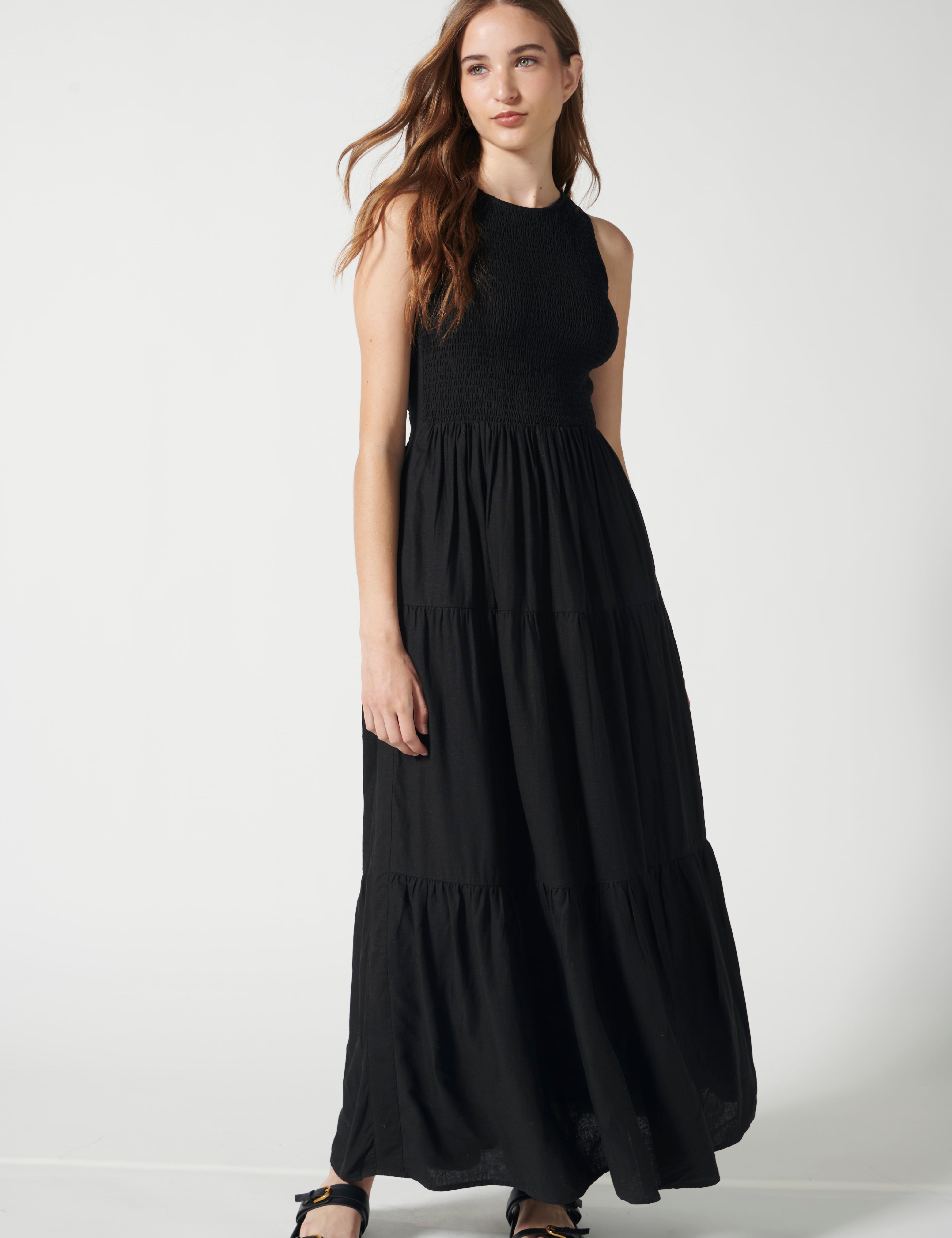 Vestido Sussy Black de la marca P-2026-706, vestido negro elegante con detalles modernos, ideal para ocasiones especiales.