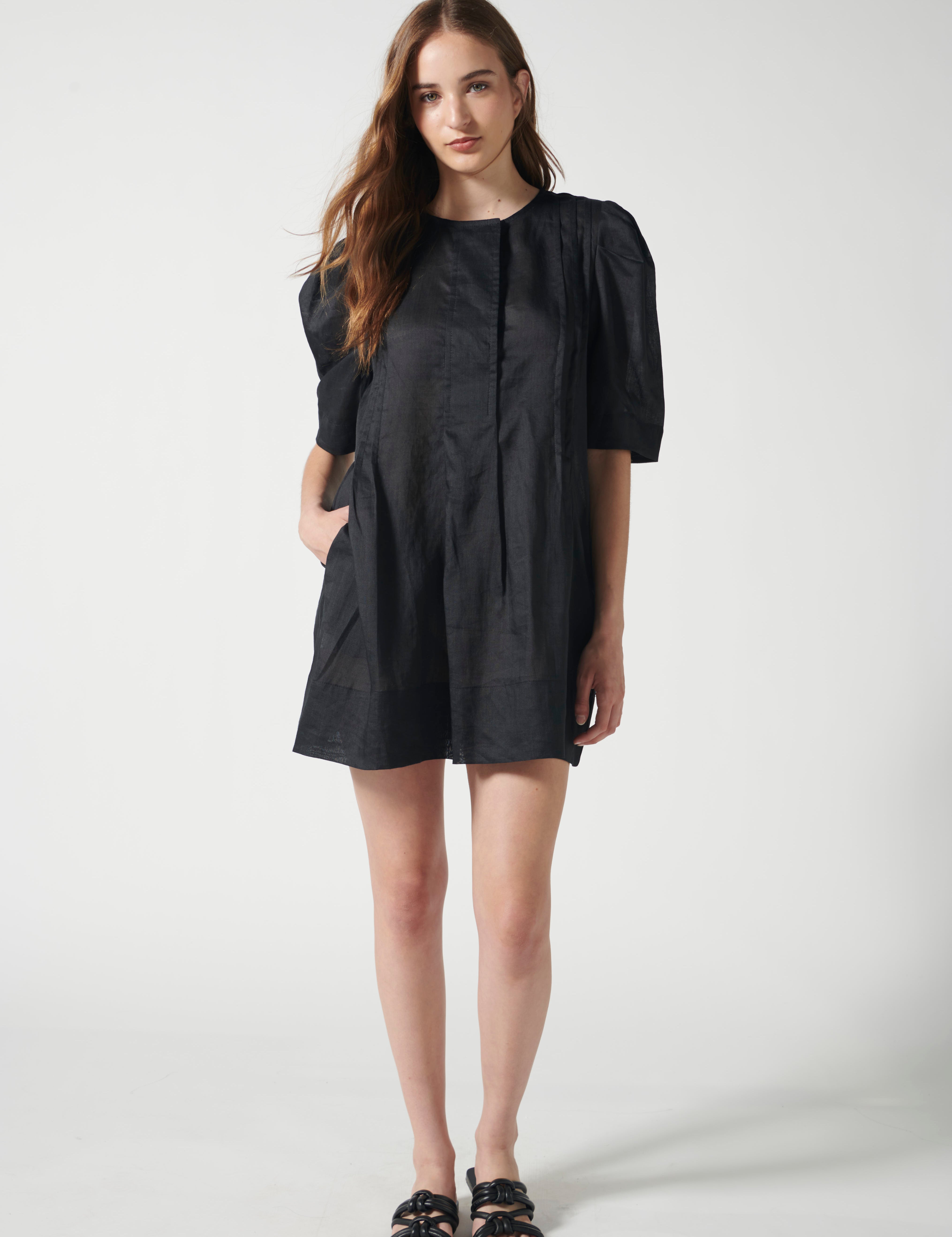 Vestido Mumur negro de la marca P-2026-704, vestido elegante para mujer, con diseño moderno y ajustado.