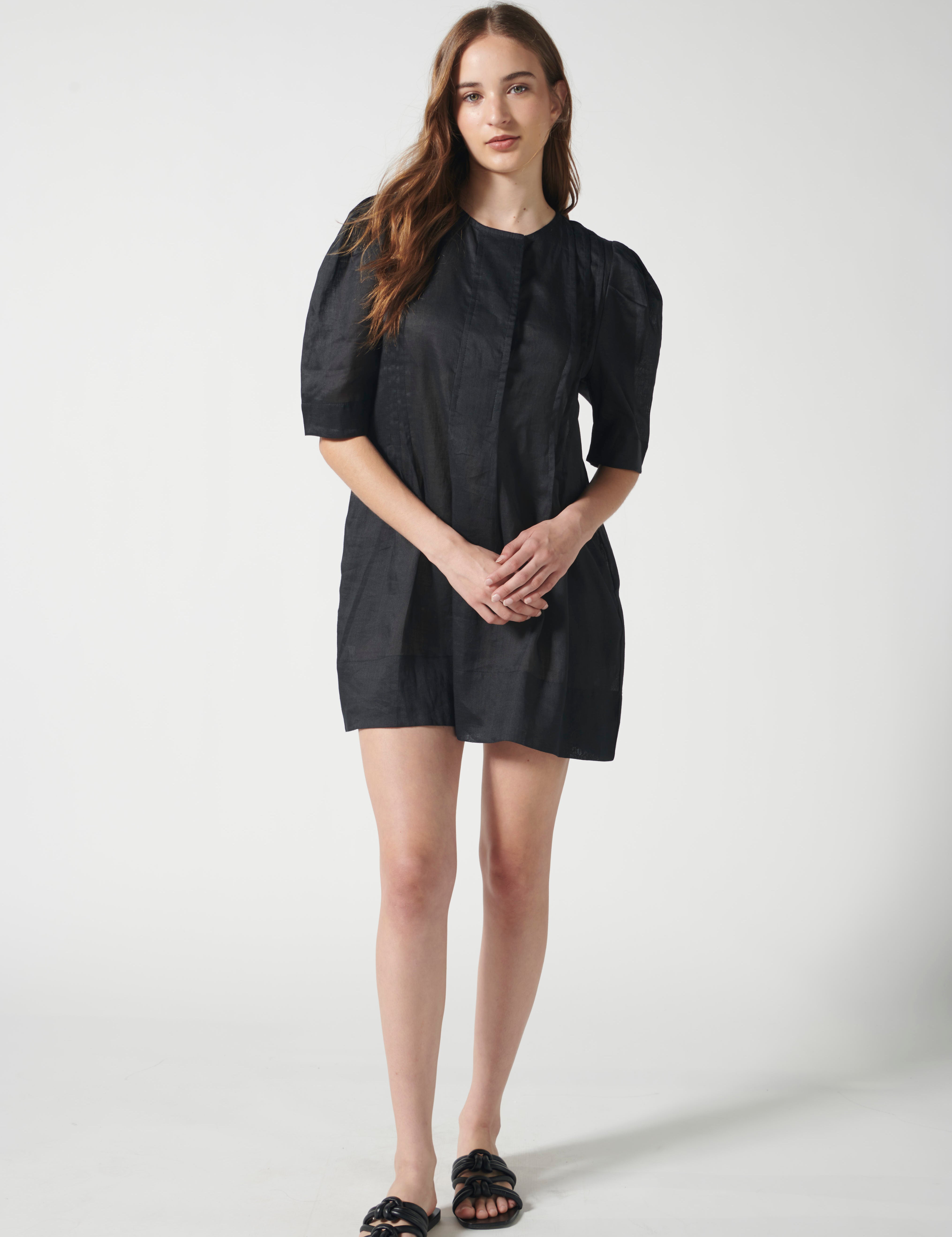 Vestido Mumur negro de la marca P-2026-704, vestido largo y elegante para ocasiones especiales, con detalles de tela suave.