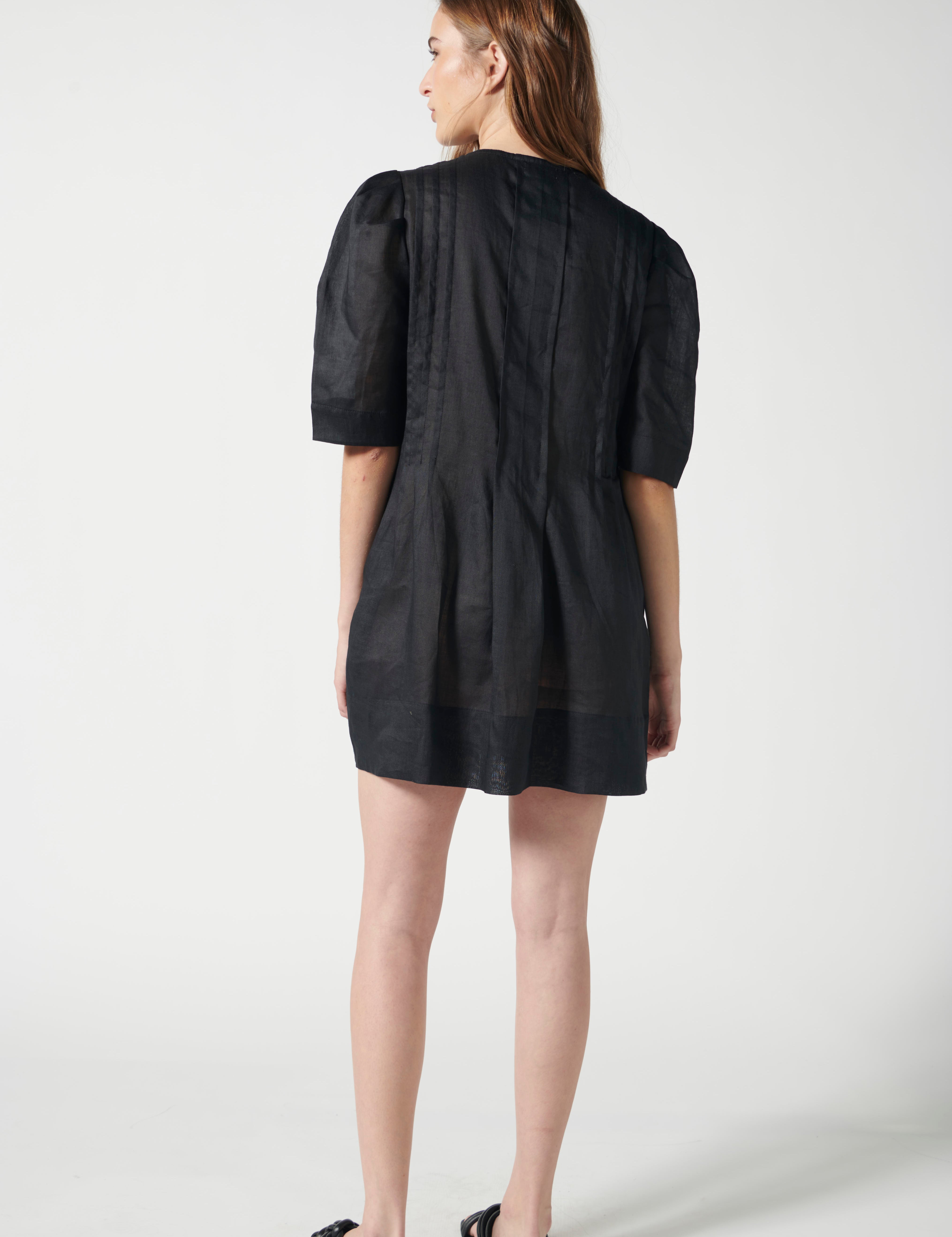 Vestido Mumur negro de la marca P-2026-704, vestido elegante para mujer con diseño moderno y cómodo.