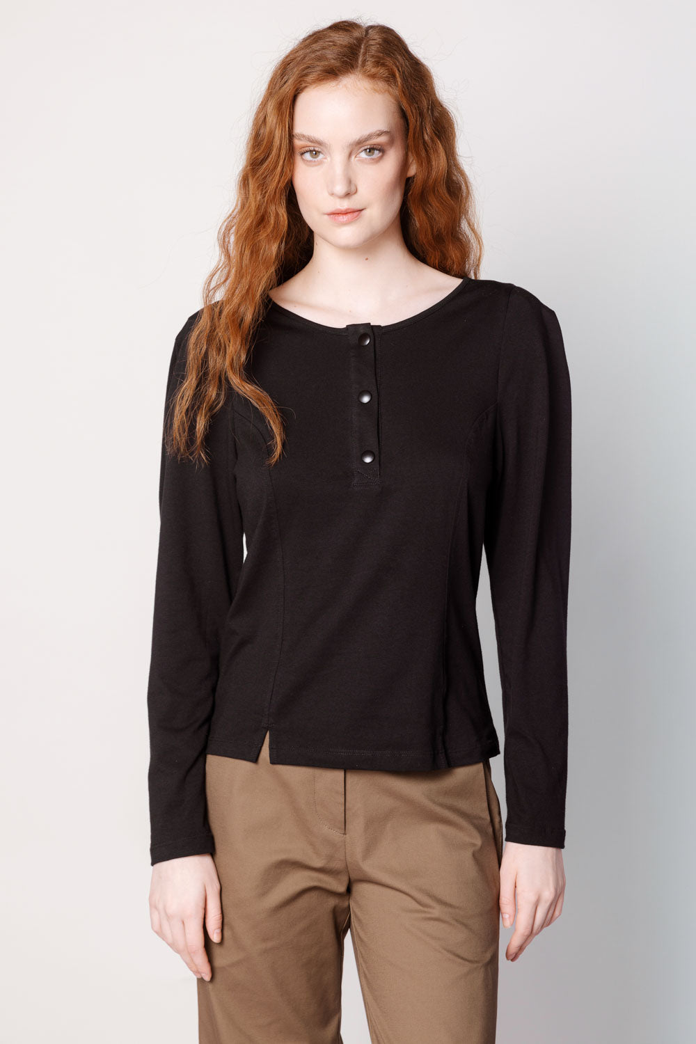 Polera Zinnia de la marca O-2025-504, blusa de manga larga en color claro con detalles elegantes y cómodos.