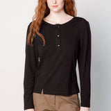 Polera Zinnia de la marca O-2025-504, blusa de manga larga en color claro con detalles elegantes y cómodos.