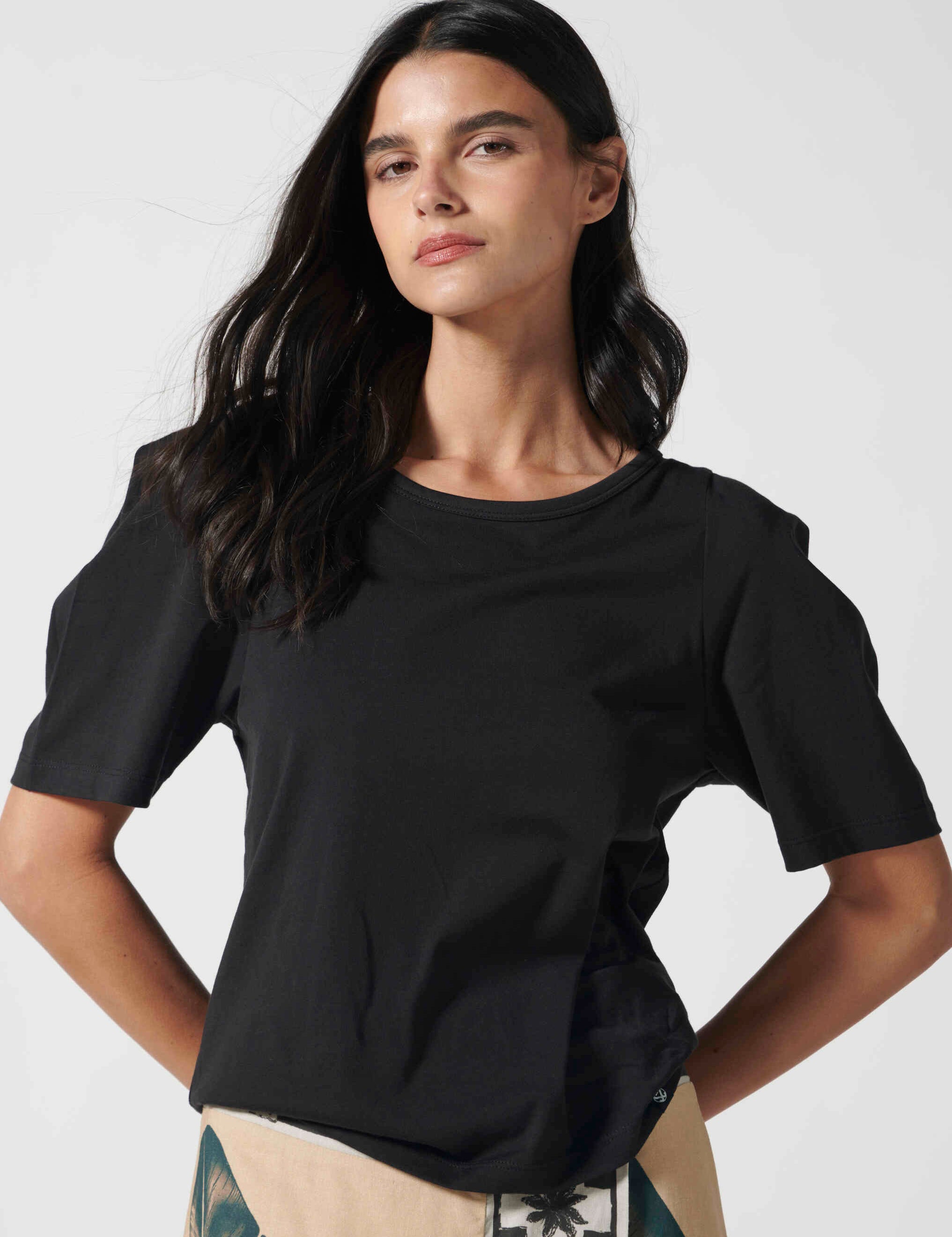 Polera Audrey negra de la marca EV-2026-502, blusa moderna de manga larga y diseño elegante.