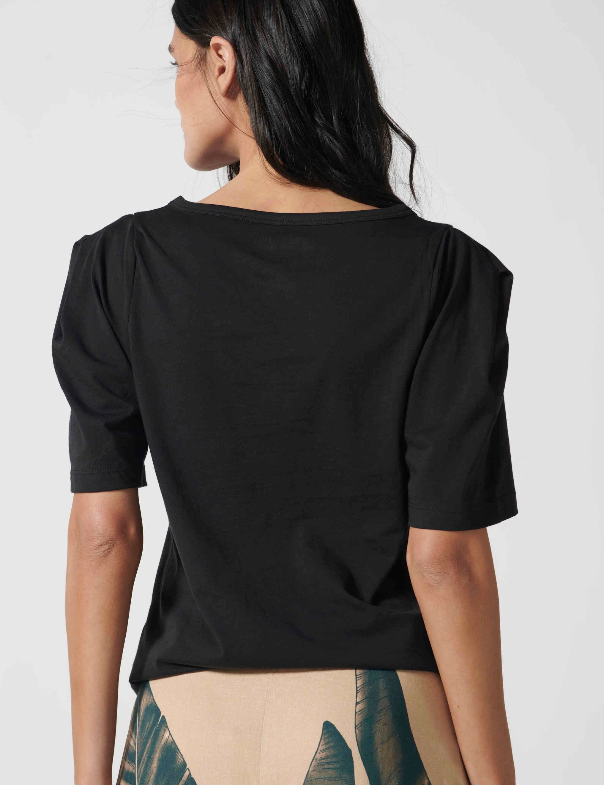 Polera Audrey negra de la marca EV-2026-502, blusa de manga larga y corte ajustado, vista frontal sobre fondo neutro.