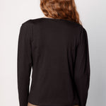 Polera Zinnia de la marca O-2025-504 en color sólida, con cuello redondo y manga larga, mostrada en la imagen.
