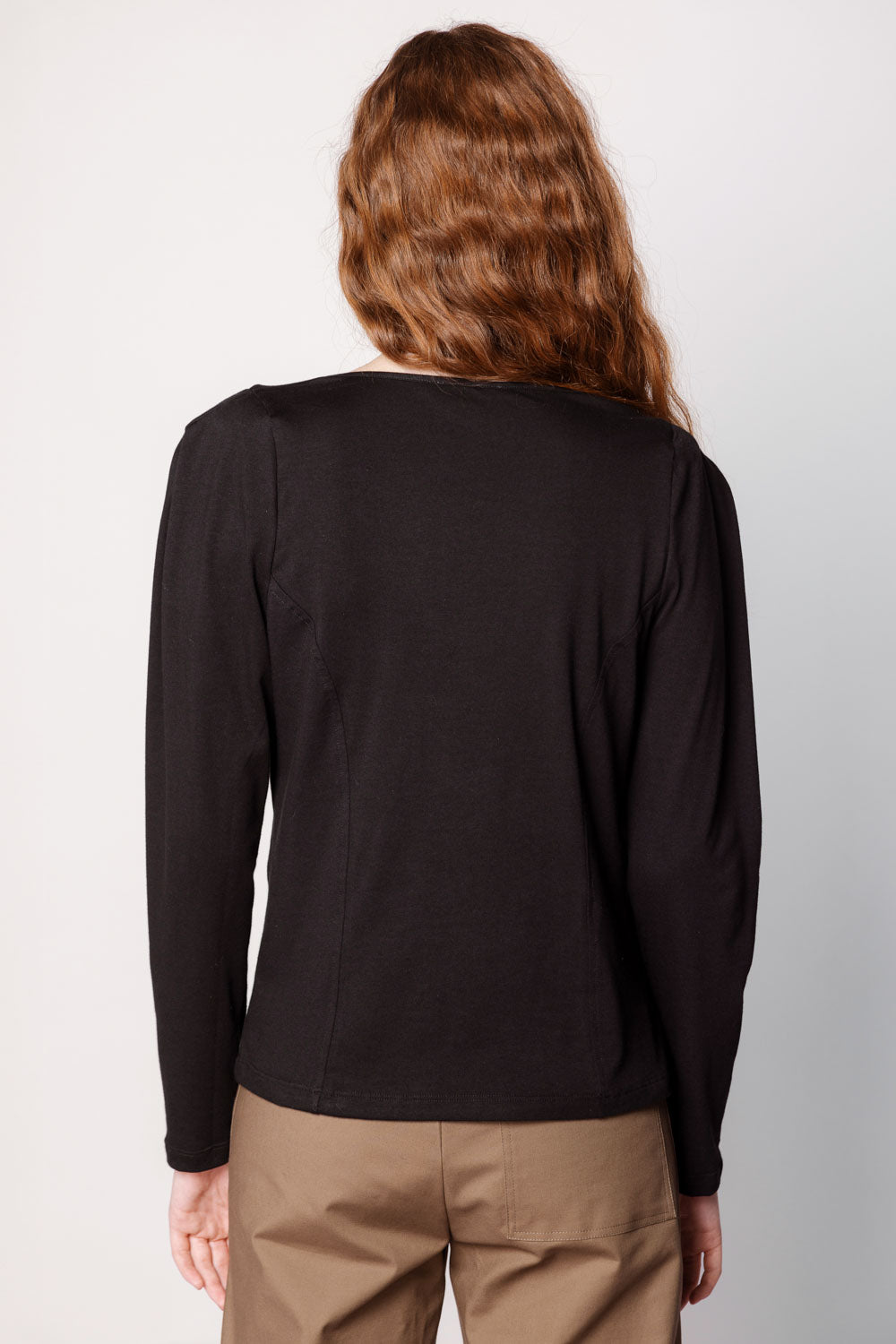 Polera Zinnia de la marca O-2025-504 en color sólida, con cuello redondo y manga larga, mostrada en la imagen.