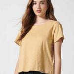 Polera Francesca en tono taupe de la colección de blusas y poleras de la marca EV-2026-504, vista frontal.