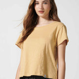Polera Francesca en tono taupe de la colección de blusas y poleras de la marca EV-2026-504, vista frontal.