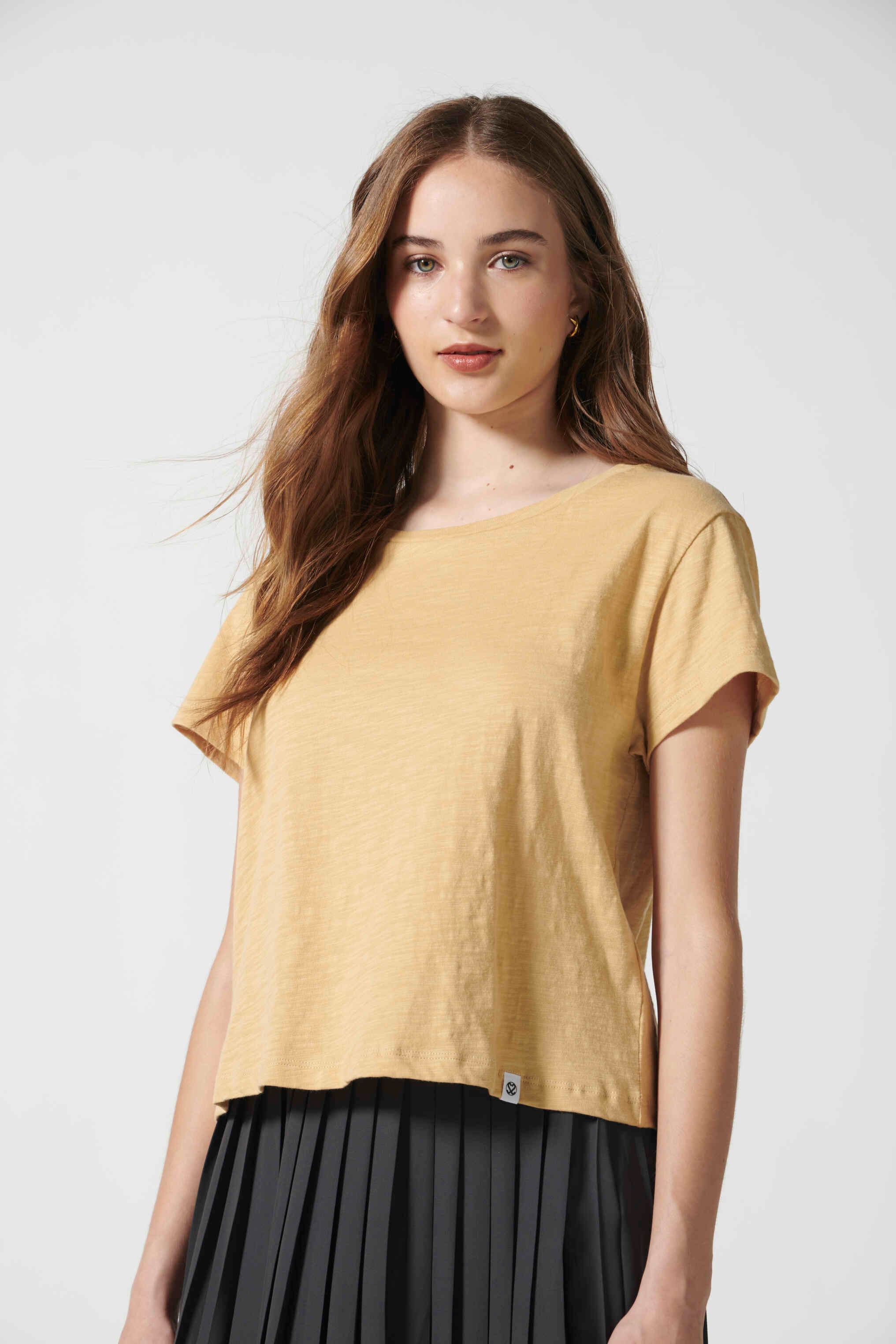 Polera Francesca en tono taupe de la colección de blusas y poleras de la marca EV-2026-504, vista frontal.