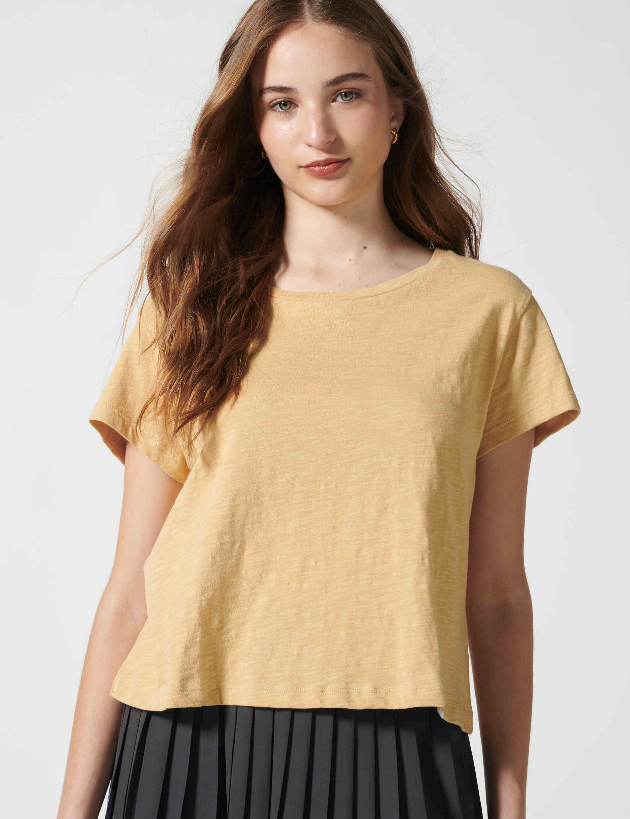 Polera Francesca taupe de la marca EV-2026-504, blusa de manga larga y estilo casual, vista frontal sobre fondo neutro.