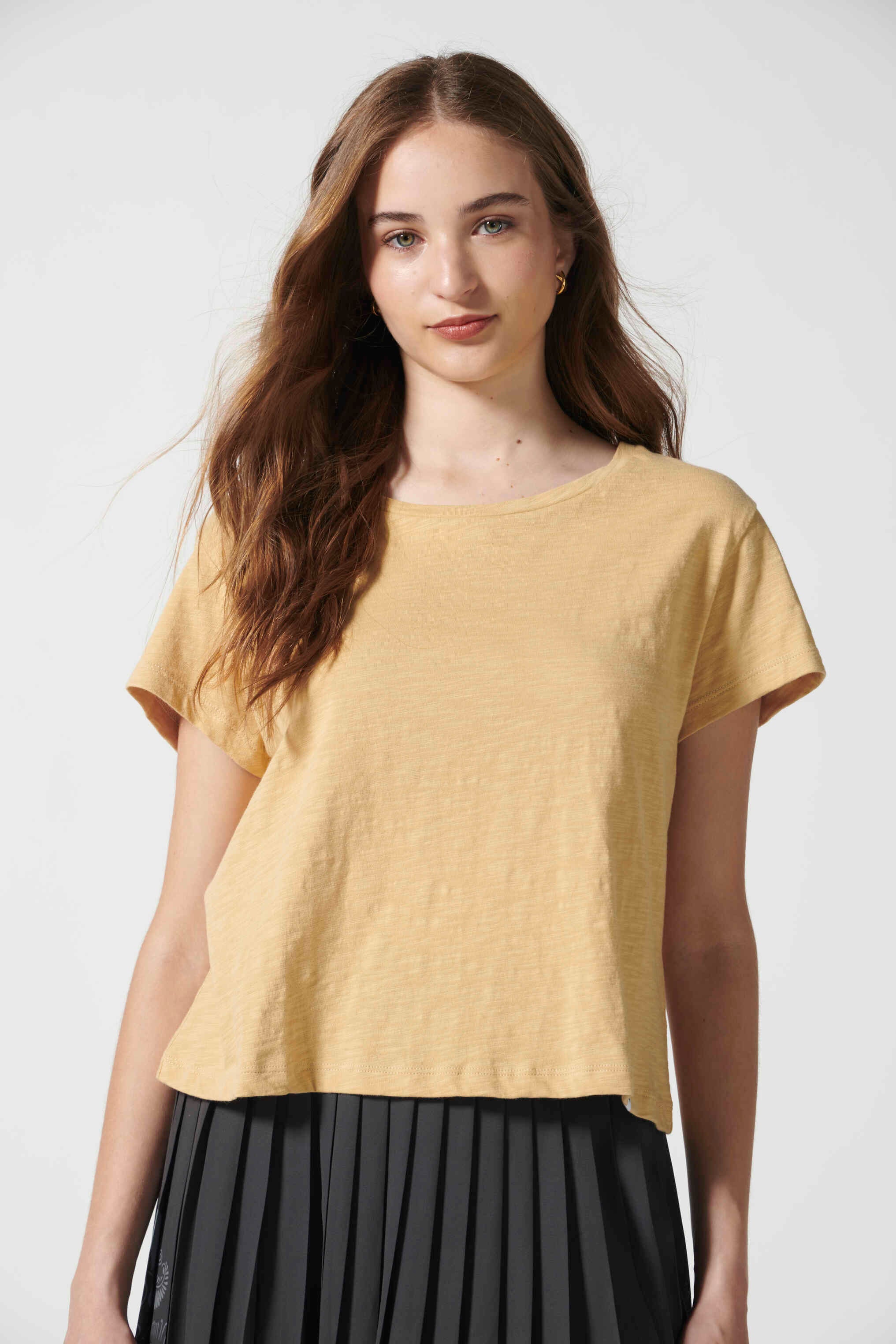 Polera Francesca taupe de la marca EV-2026-504, blusa de manga larga y estilo casual, vista frontal sobre fondo neutro.