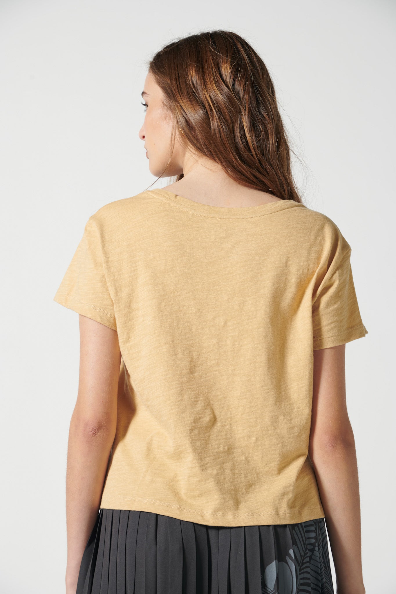 Polera mujer EV-2026-504 Francesca Taupe, blusa con manga larga y cuello redondo, vista frontal en color taupe.