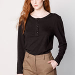 Blusa Zinnia de la marca O-2025-504, con diseño elegante y cómodo, mostrada en color y estilo en la imagen.