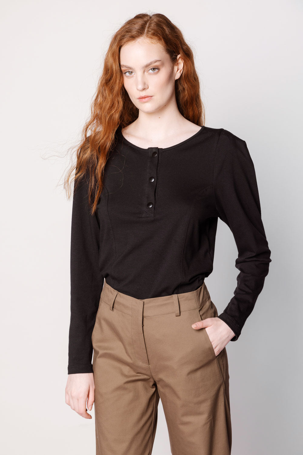 Blusa Zinnia de la marca O-2025-504, con diseño elegante y cómodo, mostrada en color y estilo en la imagen.