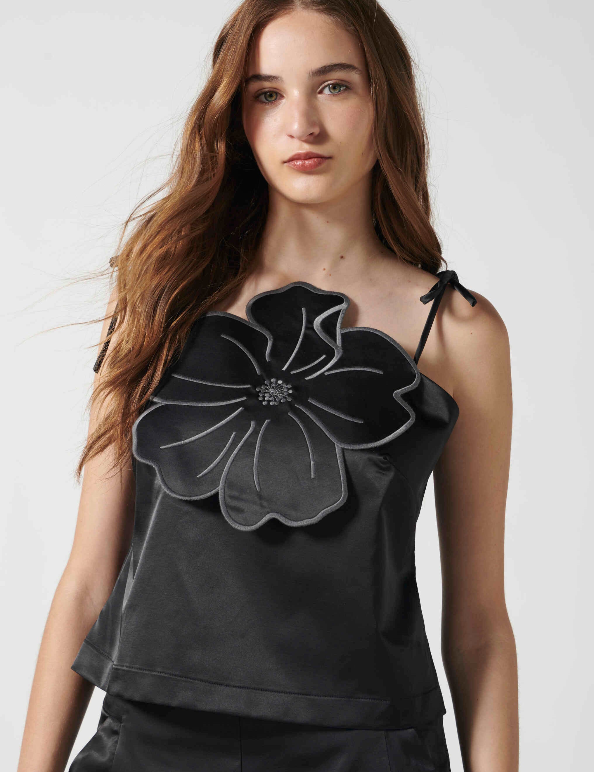 Blusa negra Paradis P-2026-612 de la marca P-2026-612, vista frontal de la parte superior elegante y moderna.