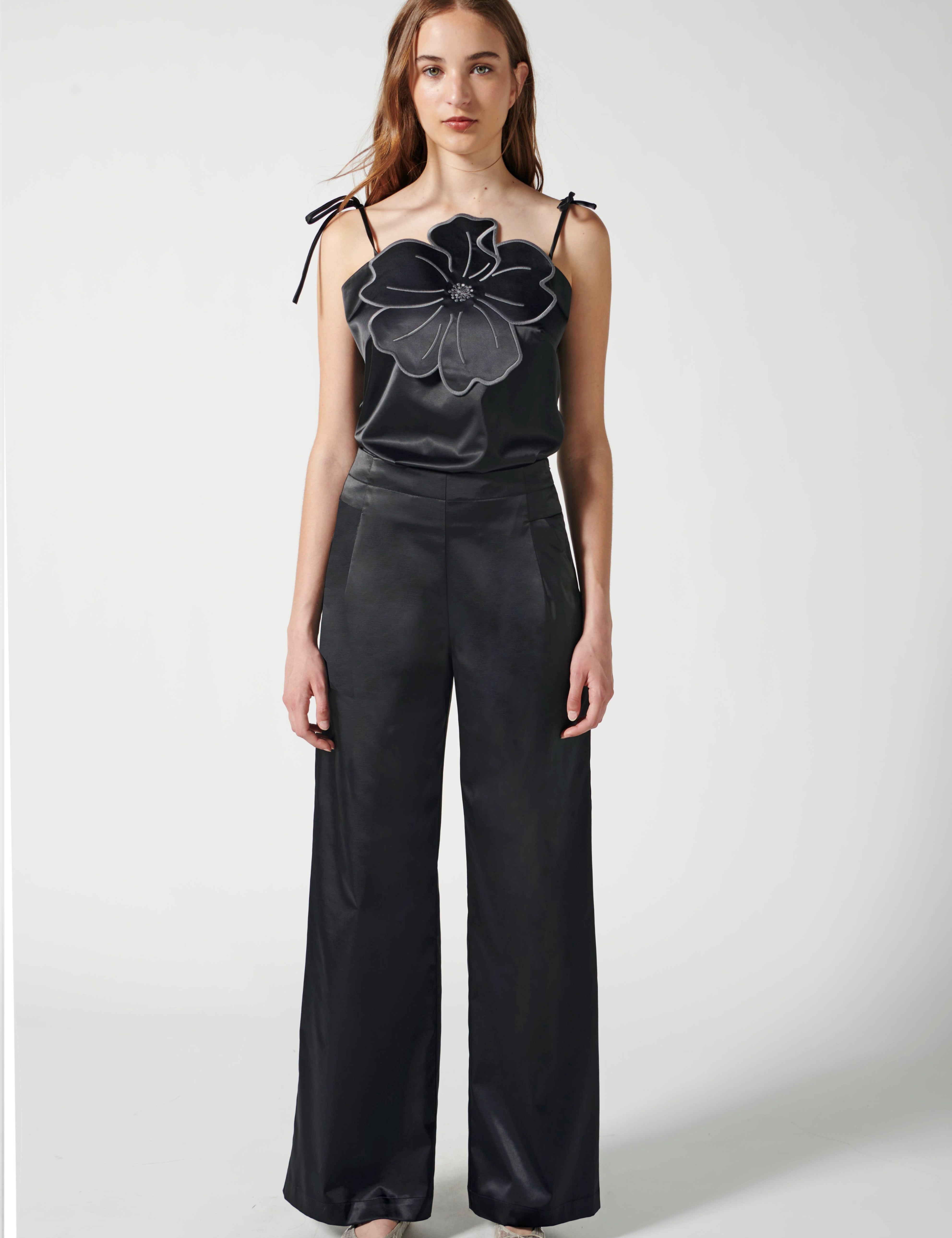 Pantalón Paradis marrón de la marca P-2026-814, vista frontal con detalles de tela y corte elegante.
