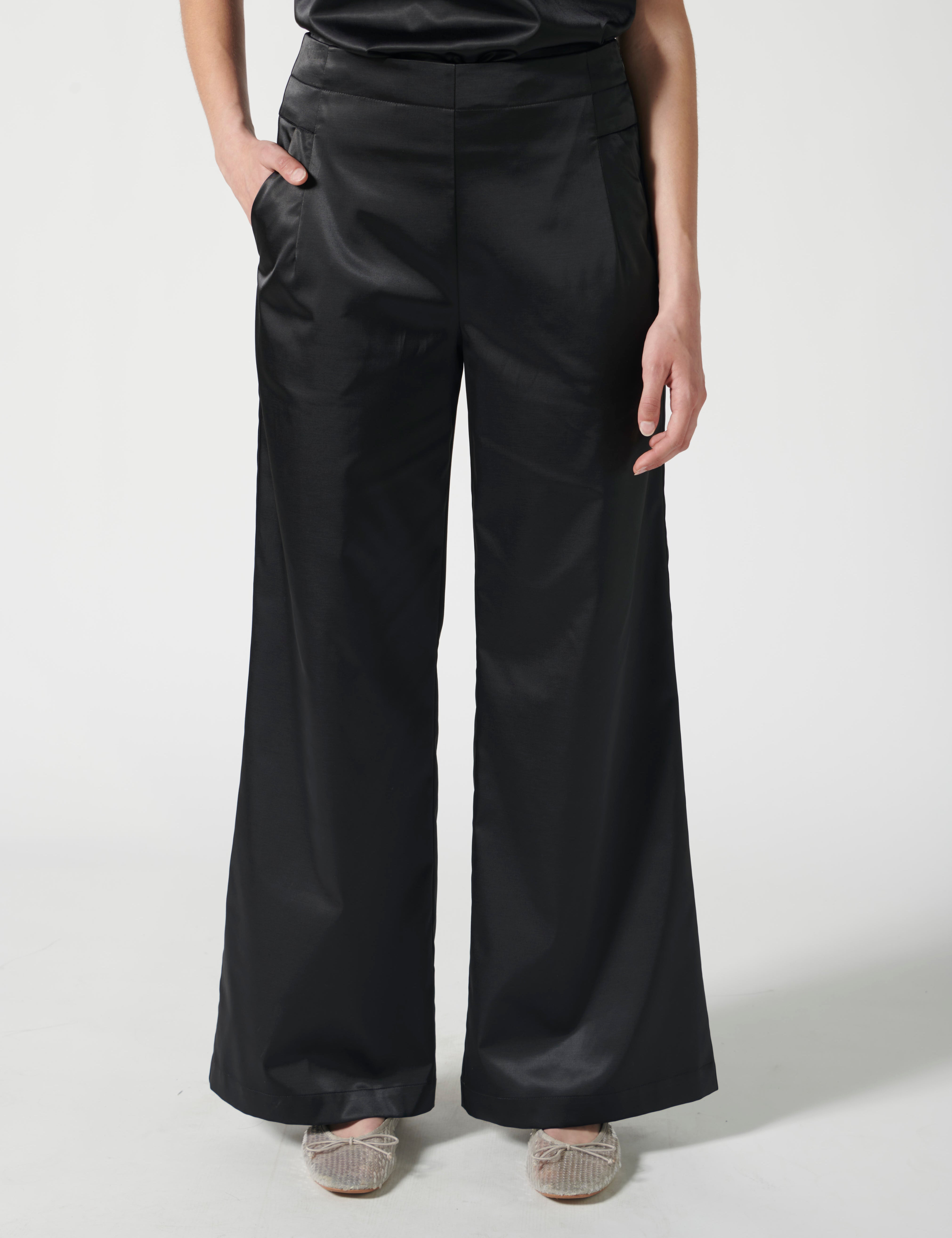 Pantalones Paradis marrones de la marca P-2026-814, vista frontal mostrando corte y detalles del diseño.