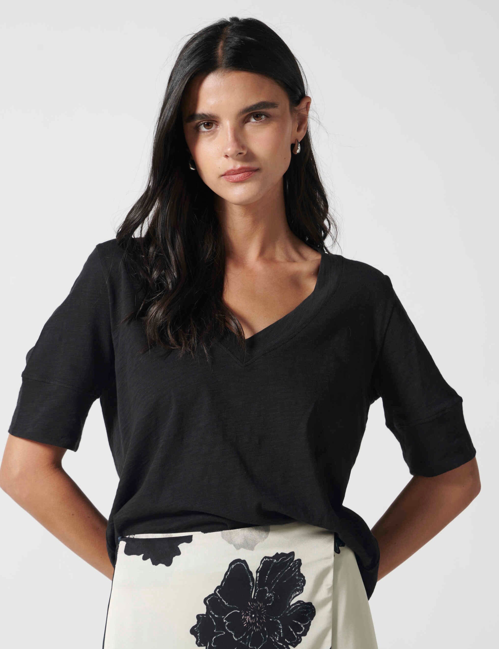 Polera negra Cassie de la marca EV-2026-501, blusa de moda con diseño simple y cómodo, vista frontal en color negro.