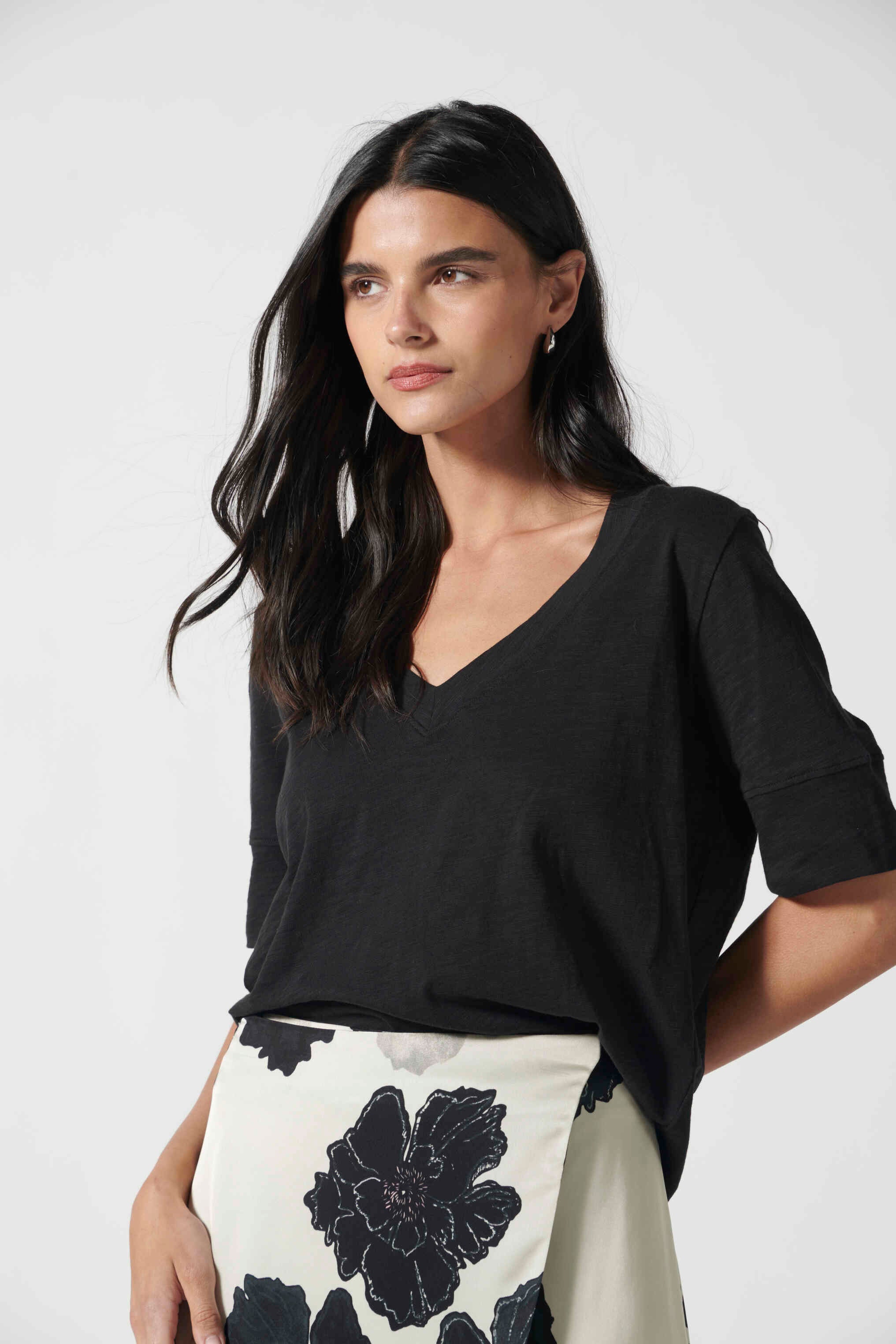 Polera negra de la marca EV-2026-501, estilo casual de la línea Blusas y Poleras, vista frontal en la imagen 12081.jpg