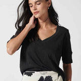 Polera negra de la marca EV-2026-501, estilo casual, con cuello redondo y mangas largas, en un fondo blanco.