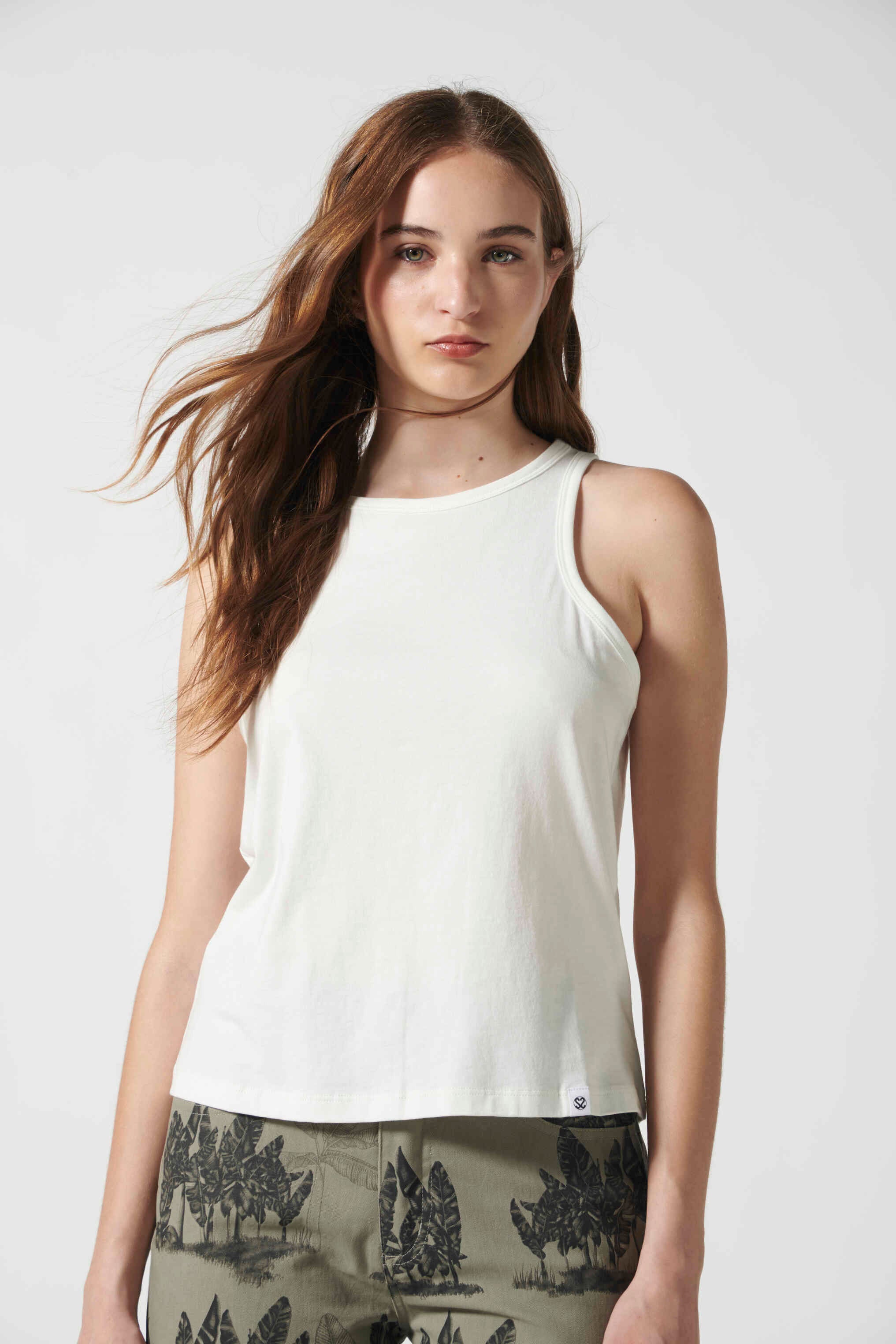 Blusa Lourdes Off White de la marca EV-2026-503, polera de manga larga con diseño elegante y color blanco hueso.